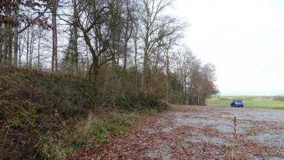 Bild: Houschka
Der Eingangsbereich zum Ruhewald auf einer Anhöhe nördlich von Wolfring: Das Vorhaben von Carl Graf zu Eltz, dort Urnen bestatten zu lassen, hat jetzt eine wichtige Hürde im Fensterbacher Gemeinderat genommen.