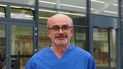 Bild: bl
"Wir haben unseren Humor nicht verloren", sagt Hubert Forster, Leiter des Pflegedienstes auf der Intensivstation des St.-Barbara-Krankenhauses in Schwandorf nach harten Monaten mit der Corona-Pandemie.