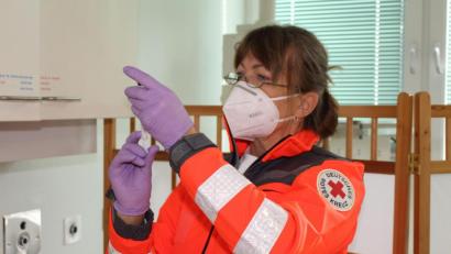 Bild: Sven Lehner/exb
Impfzentrum-Mitarbeiterin und Krankenschwester Silvia Schnell beim Anmischen/Verdünnen des Corona-Impfstoffes.