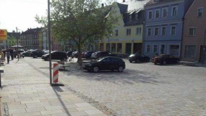 Bild: u
Seit Anfang 2016 herrscht auf dem gesamten Marktplatz Parkverbot. Trotzdem werden täglich auf der nördlichen Seite des östlichen Marktplatzabschnitts reihenweise Fahrzeuge abgestellt. Die CSU-Fraktion will auf diesem Abschnitt zum Nutzen der Bürger und der Geschäftsleute mindestens sechs zusätzliche Parkplätze schaffen und hat einen entsprechenden Antrag im Stadtrat eingereicht.