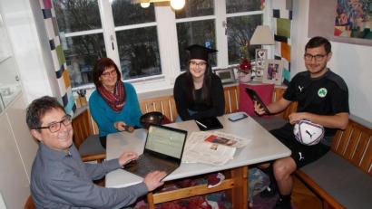 Bild: kaz
Familienkonferenz im Esszimmer: Stefan, Uschi, Marie und Peter Prechtl (von links) sind für Freizeit, Arbeit und Studium täglich online.