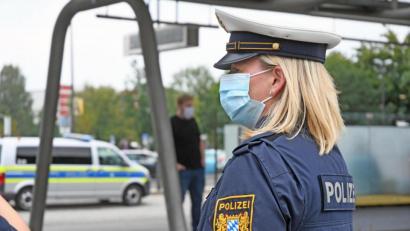 Bild: Gabi Schönberger
Eine Polizeibeamtin trägt während einer Kontrolle Maske.