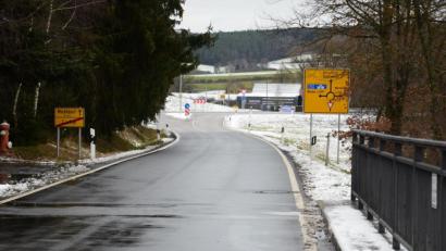 Bild: bey
Zwischen dem Ortsschild "Luhe" (links) und dem Kreisverkehr (im Hintergrund) sollte nach dem Wunsch von Ehrenbürger Albert Gewargis eine Straßenbeleuchtung errichtet werden, um die Sicherheit für Fußgänger und Radfahrer zu verbessern.