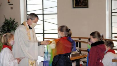 Bild: bjo
Pfarrer Werner Sulzer legte den Kindern und Jugendlichen zur Segnung ein Tuch über die Schulter.