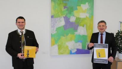 Bild: Hans Prechtl/exb
Landrat Thomas Ebeling (links) und Kulturreferent Manuel Lischka werben für den neuen Jahresband zur Kultur und Geschichte.