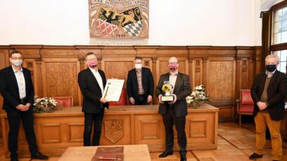 Bild: Susanne Schwab, Stadt Amberg/exb
Den Kulturpreis gab’s im kleinen Kreis (von links): Kulturamtsleiter Reiner Volkert, Wolfgang Streich (Vorsitzender des Oratorienchors), Oberbürgermeister Michael Cerny, Chorleiter Thomas Appel und Kulturreferent Fabian Kern.