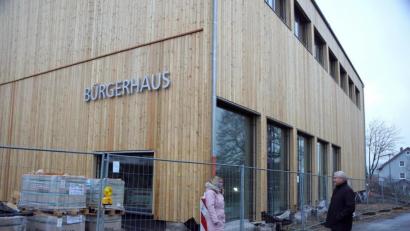 Bild: bkr
Corina Reinhart vom Bauamt und Bürgermeister Günter Kopp sind zuversichtlich, dass heuer die Arbeiten am Bürgerhaus abgeschlossen werden.