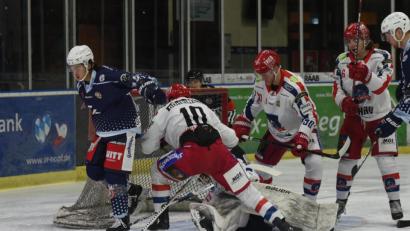 Bild: gb
Alec Zawatsky (links) erzielte das einzige Tor der Blue Devils im Derby gegen die Selber Wölfe. Die Weidener unterlagen dem Spitzenreiter der Oberliga Süd mit 1:6.