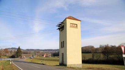 Bild: ask
Der Transformator an der B 22 beim Gleiritscher Ortsteil Zieglhäuser steht noch. Die Hälfte der weiterführenden Leitungen sind bereits abgebaut, da die Kabel unterirdisch verlegt sind und ebenerdige Transformatoren seine Arbeit übernommen haben.