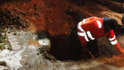 Bild: bey
Überall herrschte in der Hopfenstraße an Silvester Dunkelheit. Ein Mitarbeiter einer Fachfirma forscht nach der Ursache des Stromausfalls.