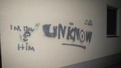 Bild: Polizei Eschenbach/exb
Graffitis an einer Hauswand in Grafenwöhr: Die Polizei sucht nun Zeugen.