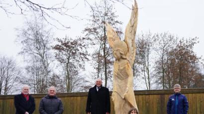 Bild: abi
Freude über die außergewöhnliche Skulptur: Im Bild von links Albrecht Schläger, Martin Berek, Oliver Weigel, Stephanie Huber und Jürgen Gläßel.