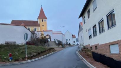 Bild: Völkl
Der Böschungsbereich vor dem Kirchenaufgang wird mit Granitblocksteinen gestaltet. Die schadhafte Treppe zu Rottendorfer Gotteshaus muss saniert werden.