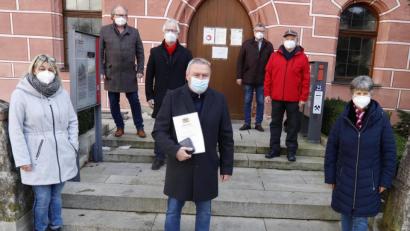 Bild: mfh
Glückwünsche der SPD zur Kommunalen Verdienstmedaille (von links): Ortsvereinsvorsitzende Bettina Moser, Armin Rüger, Thomas Steiner, der geehrte Joachim Bender, Bürgermeister Michael Göth, Altbürgermeister Gerd Geismann und Dritte Bürgermeisterin Hildegard Geismann.