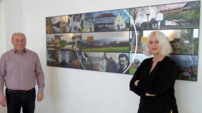 Bild: fsb
Künstlerin Marthe Leithenmayr und Bürgermeister Gerhard List vor dem neuen Kunstwerk im Rathaus