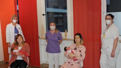 Bild:  Claudia Seitz/exb
Dem Erinnerungsfoto für Mai Anh und Mutter Thi Than Loan Vu (Zweite von rechts) sowie Ida und Mama Susanne Thanner (Zweite von links) schlossen sich Fachärztin Sylvia Meyer (links), Hebamme Stephanie Bruckmüller (Mitte) und Pflegefachkraft Verena Geiß (rechts) gerne an.