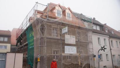 Bild: kaz
Bürgermeister Johannes Reger steht vor dem zukünftigem Museum in der Bräugasse.