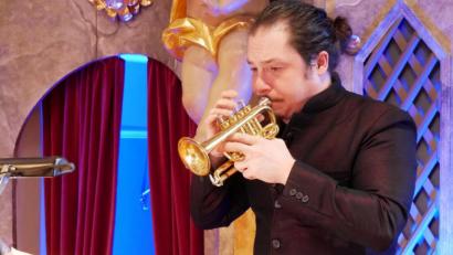 Bild: hmr
Xaver Himpsl beeindruckte in der Jahresschlussandacht in der Basilika mit seinen Darbietungen mit verschiedenen Trompeten.