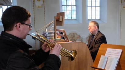 Bild: le
Meisterhaft sind die Aufführungen moderner und zeitgenössischer Kirchenmusik durch Harald Bäumler (Orgel ) und Sohn Andreas ( Trompete).