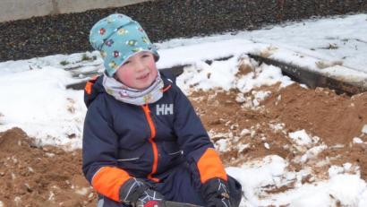 Bild: fsb
Auch der fünfjährige Paul aus Schirmitz war zusammen mit seiner Mutter auf Schatzsuche im Sandkasten.