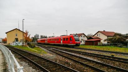 Bild: Clemens Hösamer
Der Bahnhof Maxhütte-Haidhof könnte künftig mehr Bedeutung erhalten, wenn die Strecke nach Burglengenfeld aktiviert wird. Das abzweigende Gleis im Bild links führt über Teublitz nach Burglengenfeld.