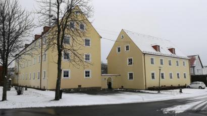Bild: lnz
Ein Abbruch dieser alten Wohnhäuser am Robert-Lindig-Platz ist inzwischen keine bevorzugte Option mehr. Bürgermeister Stefan Grillmeier verweist auf „gut laufende Gespräche“ mit möglichen Investoren zur Sanierung der Gebäude.