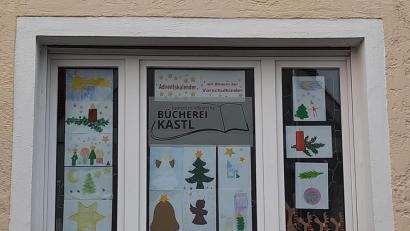 Bild: rpp
Jeden Tag im Dezember wurde ein weiteres Türchen des Adventskalenders geöffnet. Noch in den nächsten Tagen können die Bilder der Vorschulkinder vom Kinderhaus Pusteblume in den Fenstern der Bücherei Kastl betrachtet werden. Die Bücherei bietet während des Lockdowns einen Lieferdienst an.