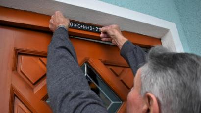 Bild: rgr
Den Segensaufkleber sollen die Gläubigen selbst an der Haus- oder Wohnungstüre anbringen. Der Segen gilt als Zeichen der Hoffnung und Zuversicht.
