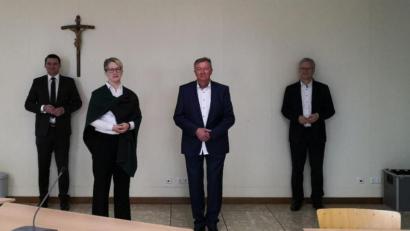 Bild: Manuel Fischer/exb
Dominique Gottwald ist die neue Geschäftsführerin des Jobcenters Schwandorf. Viel Erfolg wünschten ihr (von links) Landrat Thomas Ebeling, ihr Vorgänger Günter Burgerspfleger und Agenturleiter Markus Nitsch.