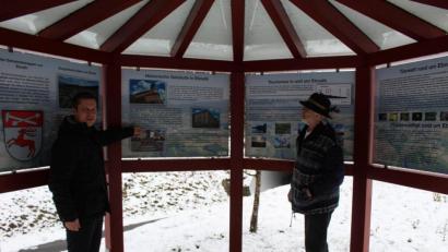 Bild: soj
Bürgermeister Wolfgang Söllner(links) und Martin Exner bewundern die Informationstafeln über den Ort Ebnath.