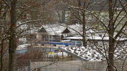 Bild: Petra Hartl
Die Wärmehalle des Sulzbach-Rosenberger Waldbads zeigt sich zum letzten Mal in winterlichem Kleid. Im Frühjahr sollen die Abbriss-Bagger anrücken.