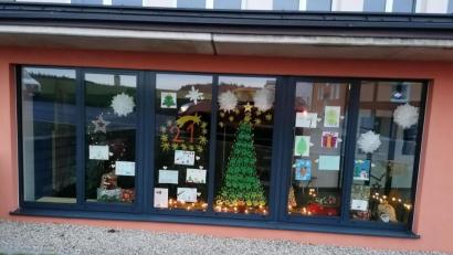 Bild: vsr
Nicht nur Privatpersonen nahmen an der Aktion „Ein Dorf soll leuchten“ teil. Auch der TSV Krummennaab verschönerte das Foyer der Turnhalle mit selbst gemalten Bildern und Sternen.