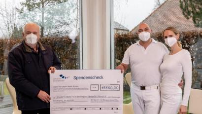 Bild: Georg Neumann/exb
Herbert Putzer von der Kinderkrebshilfe Oberpfalz Nord (links) freut sich riesig über die außerordentliche Spende.
