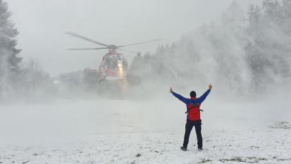 Bild: upl
Landung im Schnee: Der Rettungshubschrauber Christoph 80 wurde von einem Helfer der Bergwacht eingewiesen.