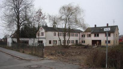 Bild: wro
Die ehemalige Porzellanmanufaktur Kuba soll abgerissen werden. Der Komplex ist Eigentum der Marktgemeinde Wiesau und steht unweit des Senioren- und Pflegeheims „Haus Steinwaldblick“.