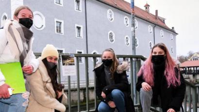 Bild: Peter Ringeisen/exb
Das "Fluss-Kunst"-Team mit einem der ausgestellten Gemälde (von links): Svenja Schwirzer, Leonie De Luca, Nina Kemmeter und Sophia Grabinger.