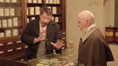 Bild: hka
Die perfekte Kulisse für die Szene mit dem Apotheker (links) und dem Amtsarzt bietet das Museum Alte Hofapotheke in Sulzbach-Rosenberg.
