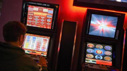 Bild: Britta Pedersen/dpa
In Amberg gab es im Jahr 2018 insgesamt 160 Spielhallen mit Glücksspielautomaten. Im Jahr 2000 waren es lediglich noch 64.