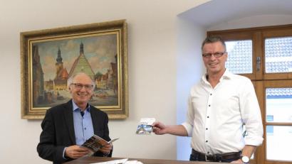 Bild: Alfred Haertl
Corona zum Trotz hat der Hirschauer Gewerbeverbandsvorsitzende Alfred Härtl (links) für 2021 einen Veranstaltungskalender mit einer Fülle an Informationen über geplante Ereignisse, Feste und Veranstaltungen und mit zahlreichen stimmungsvollen Bildern von Hirschau zusammengestellt, den er Bürgermeister Hermann Falk (rechts) präsentierte.