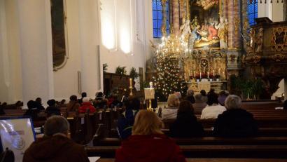 Bild: uz
Die Kirchengemeinde St. Michael feiert Silvester Jahresschlussgottesdienst mit Pfarrerin Edith Lang.