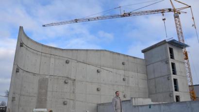 Bild: Thomas Kosarew
Ein imposanter Bau: An dieser Stelle des ehemaligen Bundeswehr-Krankenhauses entsteht unter der Regie des Amberger Architekten Maxim Ziegler ein neues Parkhaus.