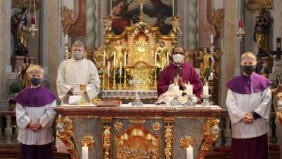 Bild: Wolfgang Plonner/exb
Der neue Ministrant Simeon Köstler (von links) zusammen mit Mesner Wolfgang Plonner, Pfarradministrator Pater George Parankimalil und Samuel Köstler, der Bruder des neuen Ministranten.