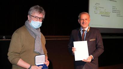 Bild: Stefan Malzer/Landratsamt Tirschenreuth/exb
Die Überreichung der kommunalen Verdienstmedaille an Bürgermeister Wolfgang Braun (links im Bild) fand bei einer Bürgermeisterdienstversammlung statt. Zur Auszeichnung gratulierte Landrat Roland Grillmeier (rechts).