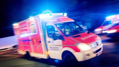 Symbolbild: Marcel Kusch/dpa
Rettungskräfte brachten den Lastwagen-Fahrer sofort ins Klinikum nach Marktredwitz.