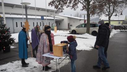 Bild: stn
In Coronazeiten kommt die Bevölkerung zu den Heiligen Drei Königen. Nicht umgekehrt. Am Mittwoch, 6. Januar, stehen die Gruppen wieder vor dem Eingangsbereich, singen und sammeln Spenden für Kinder.