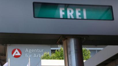 Bild: Wolfgang Steinbacher
Die Agentur für Arbeit berichtet im aktuellen Arbeitsmarktbericht über etliche freie Stellen, besonders im Bereich Pflege.