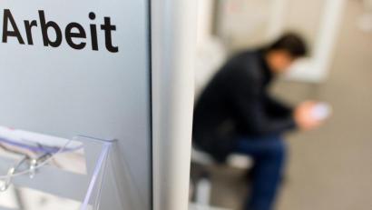 Symbolbild: Julian Stratenschulte
Die Entwicklung der Arbeitslosigkeit im Weidener Bezirk zeigt, dass Finanzhilfen und Kurzarbeitergeld in der Coronakrise Wirkung zeigen.