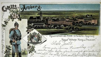 Bild: Sammlung Josef Schmaußer
Diese Reproduktion einer historischen Postkarte von 1907 zeigt die Kaiser-Wilhelm-Kaserne in Amberg um 1900. Heute beherbergen die Gebäude Teile der OTH Amberg-Weiden.