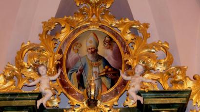 Bild: le
Das wertvolles Akanthusschnitzwerk, der Meister ist unbekannt, mit Bild des Kirchenpatrons St. Nikolaus soll nach erfolgter Innensanierung noch mehr strahlen.
