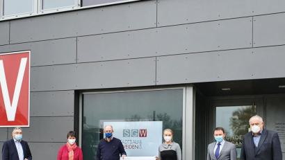 Bild: Felix Schaller/exb
Bei der Spendenübergabe sind dabei (von links) Günther Kamm (Geschäftsführer SGW), Manuela Humig (Teamleitung Kinder- und Jugendmedizin), Hans Blum (Stadtrat), Michaela Hutzler (Medizinische Direktorin), Oberbürgermeister Jens Meyer und Bürgermeister Lothar Höher.